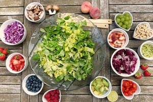 Fruits, vegetables and seeds at the base of the vegan diet