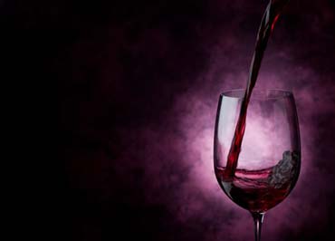 Vino rosso versato in un bicchiere
