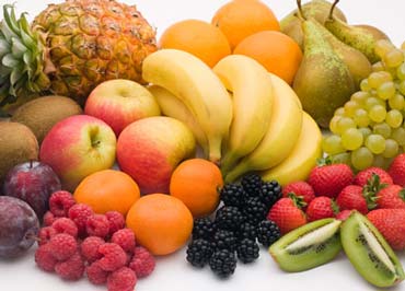 Pineapple, oranges, pears, grapes, kiwis, apples, bananas, prunes, apricots, raspberries, blackberries and strawberries: fresh and healthy fruit
